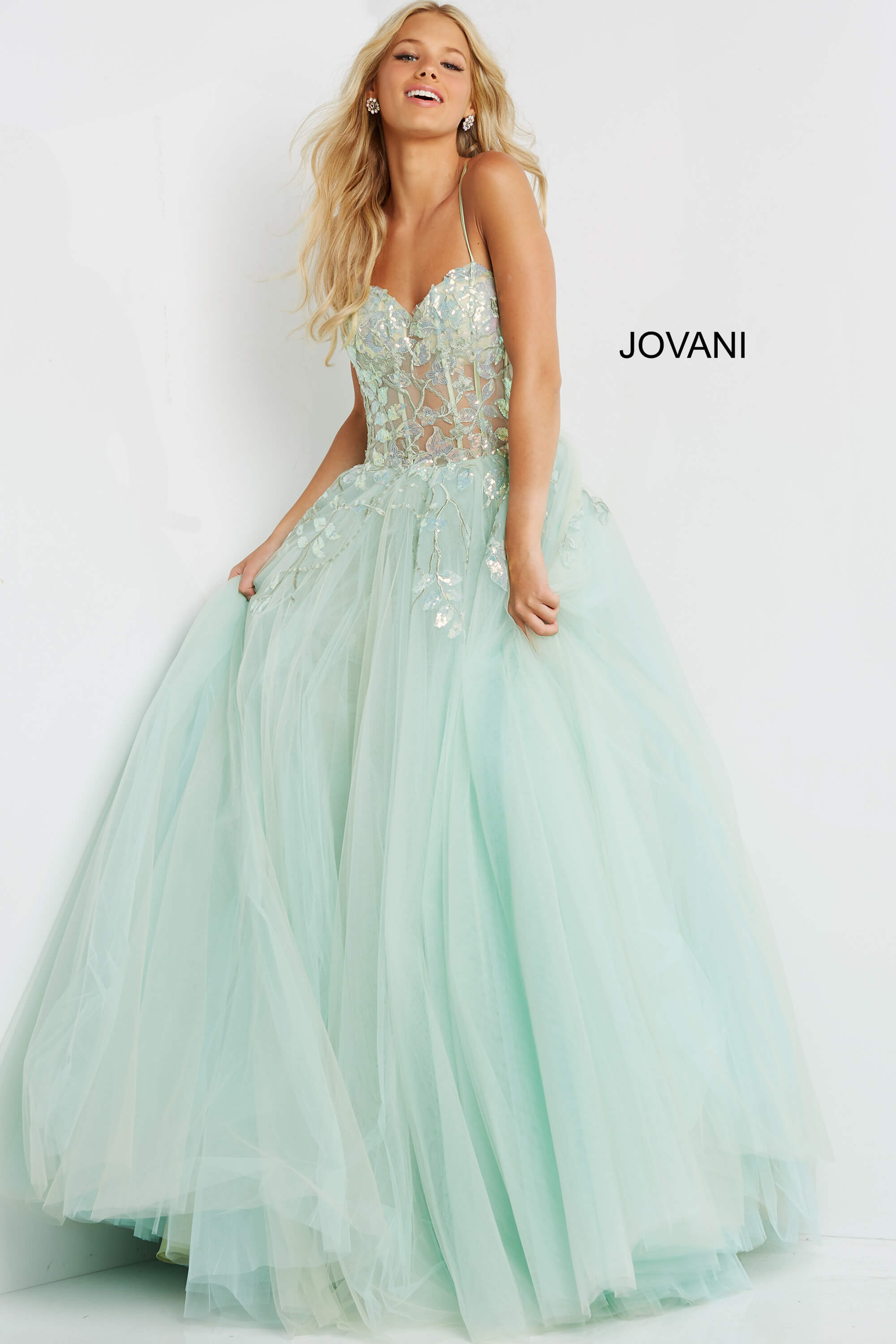 06816-MINT-2011.jpg Model wearing Jovani 06816 with a sweetheart neckline and voluminous skirt in green.