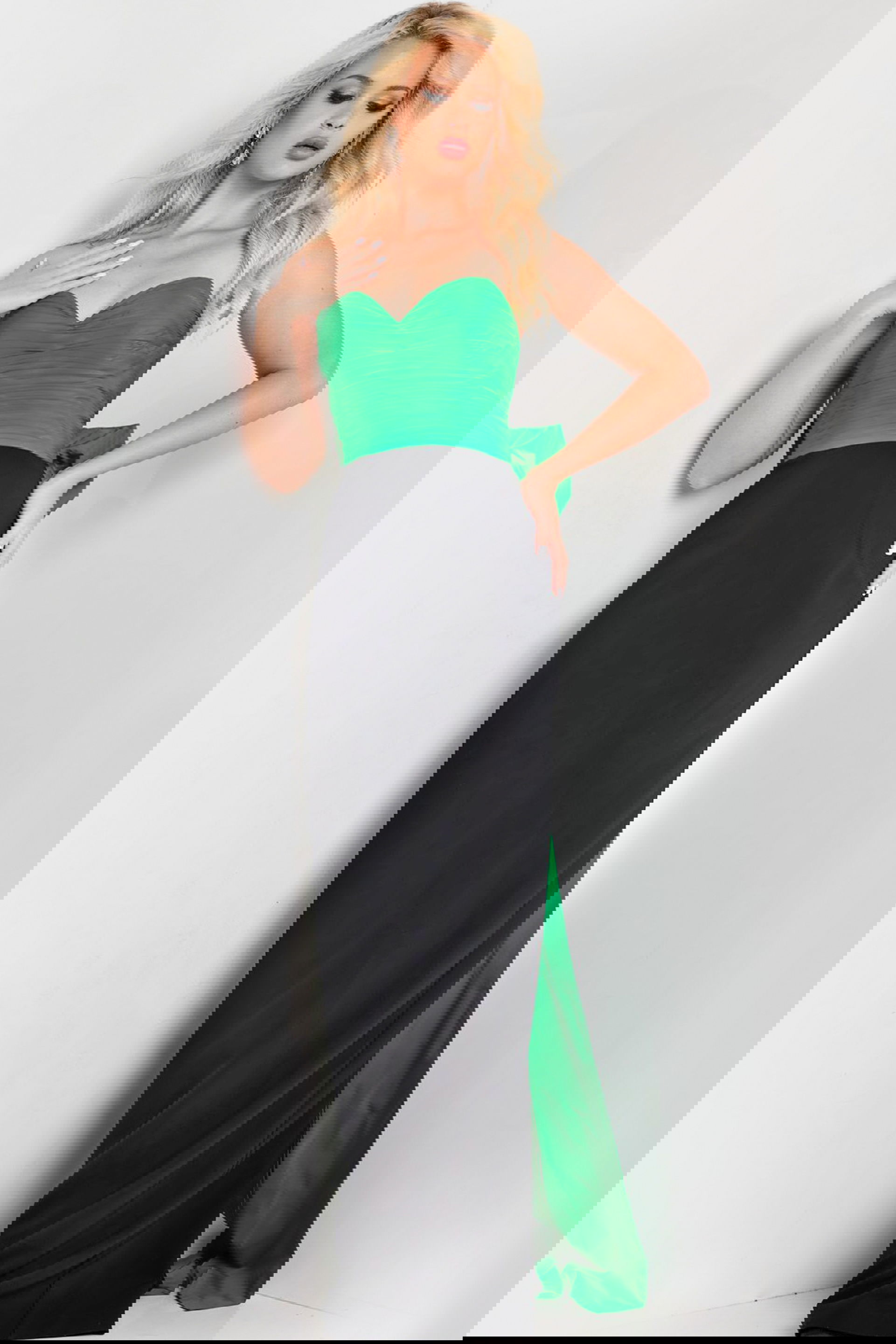 36670_green.jpg Model wearing Jovani 36670 elegant green and black gown with sweetheart neckline and bow.