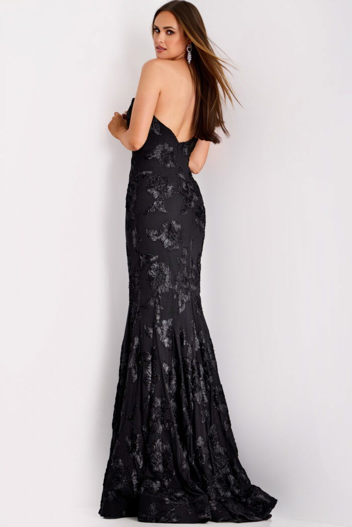 Back view of black fitted gown with V-shaped open back 39267