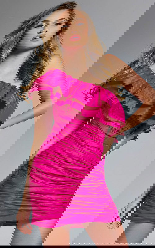 Model wearing Jovani dress 39910.