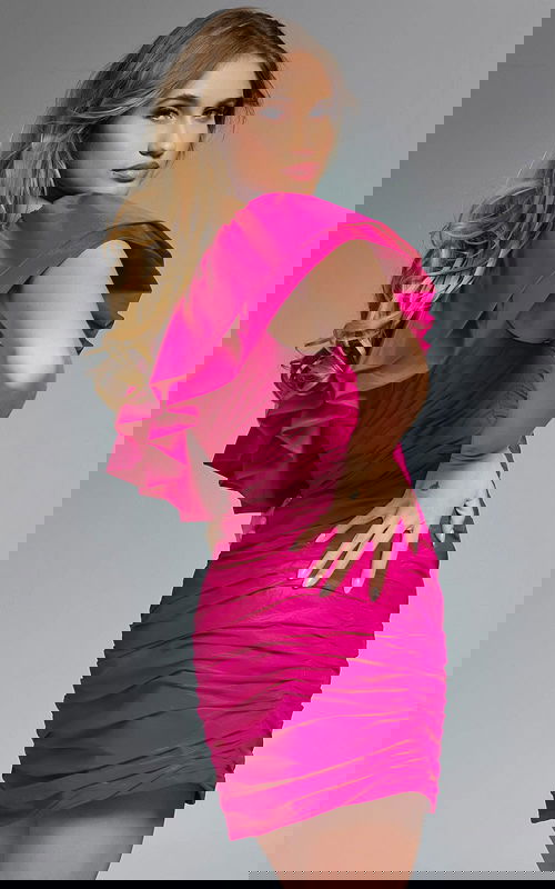 Model wearing Jovani dress 39910.