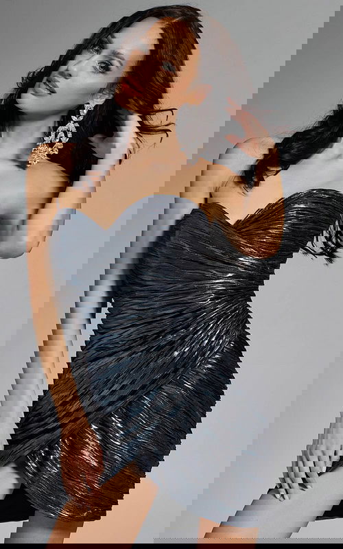 Model wearing Jovani dress 40135.