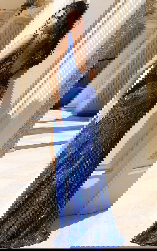 Elegant sleeveless evening dress with shimmering embroidery