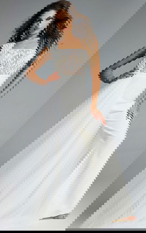 Model wearing Jovani dress 40933.