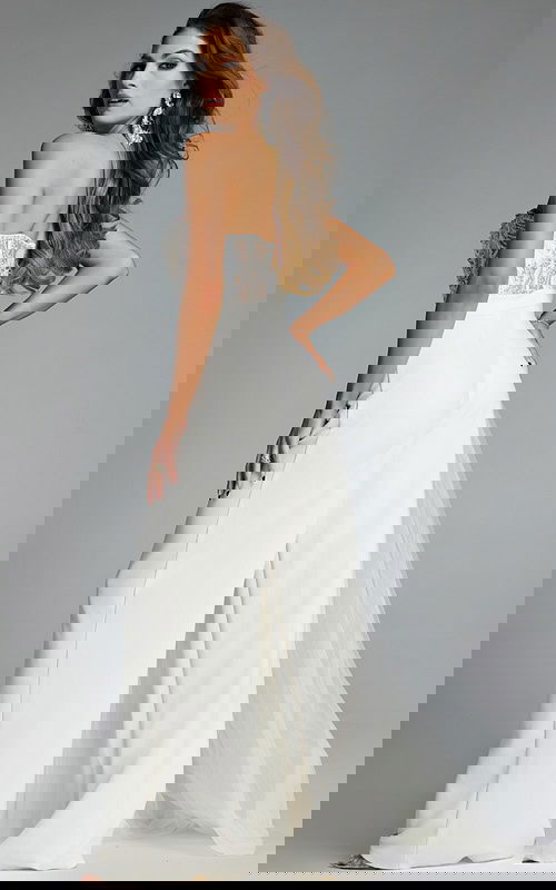 Model wearing Jovani dress 40933.