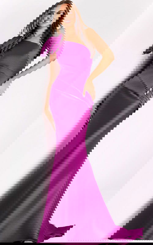 Model wearing Jovani dress 43273.