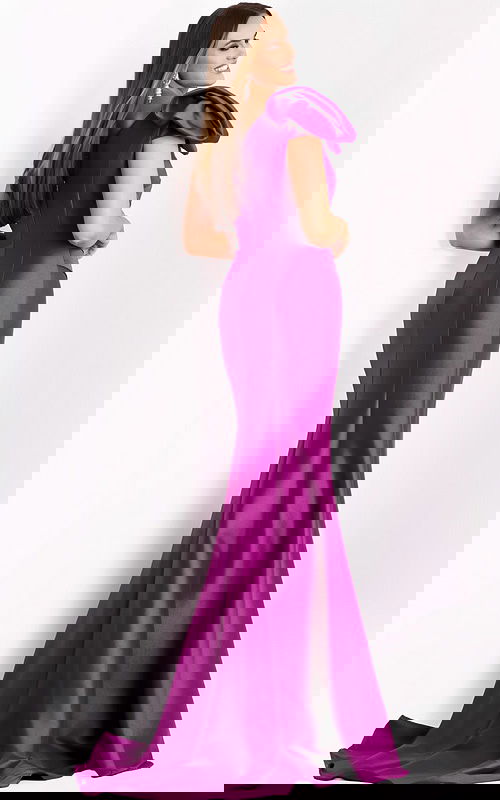 Model wearing Jovani dress 43273.