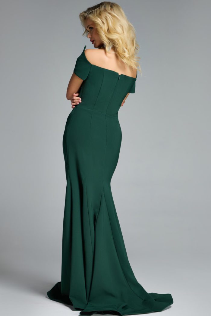 Model wearing Jovani dress 43370.