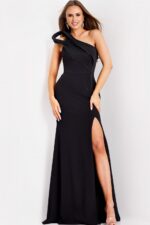 Model wearing Jovani dress 43970.