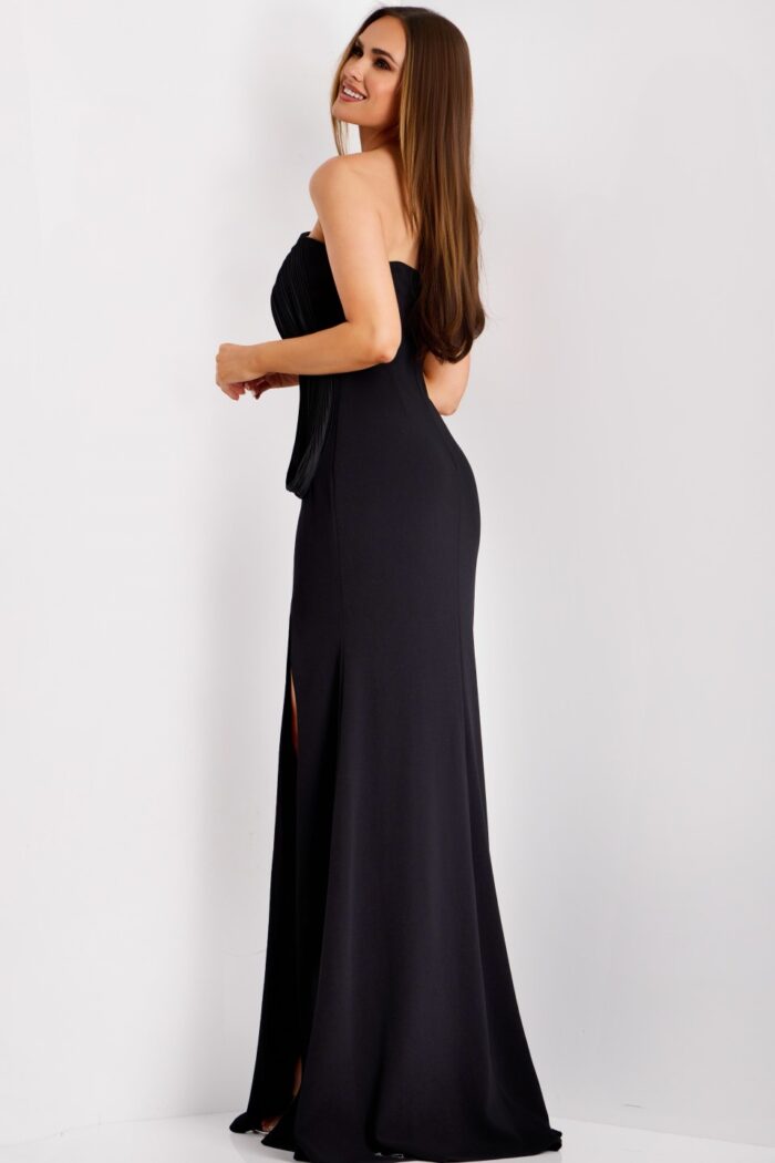 Model wearing Jovani dress 43970.