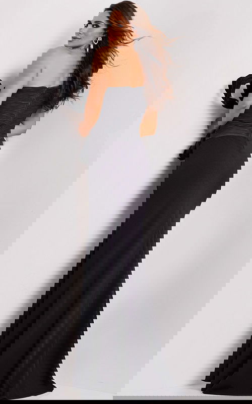 Model wearing Jovani dress 43971.