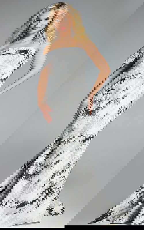 Model wearing Jovani dress 43977.