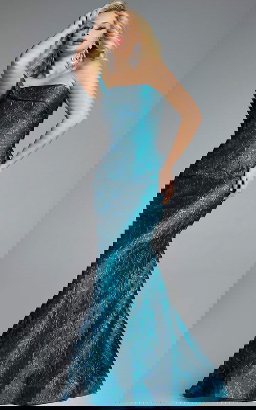 Model wearing Jovani dress 43978.