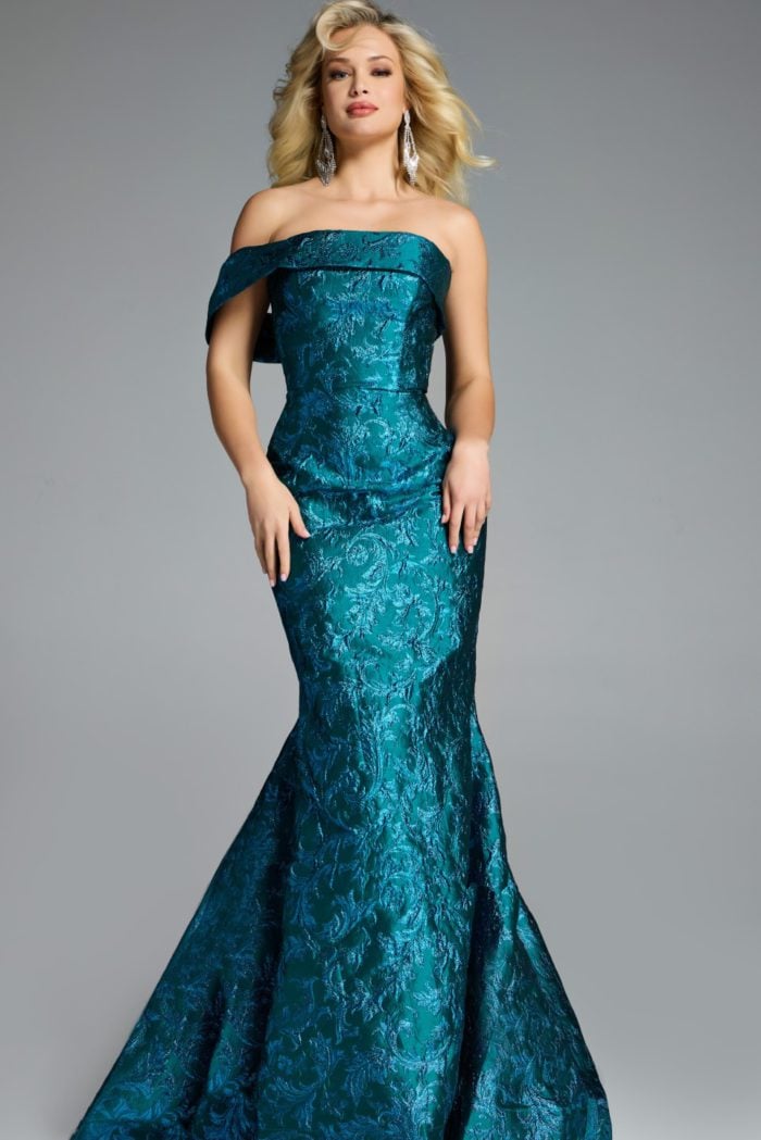 Model wearing Jovani dress 43978.