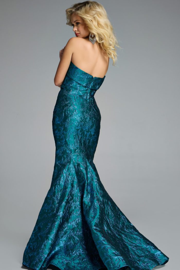 Model wearing Jovani dress 43978.