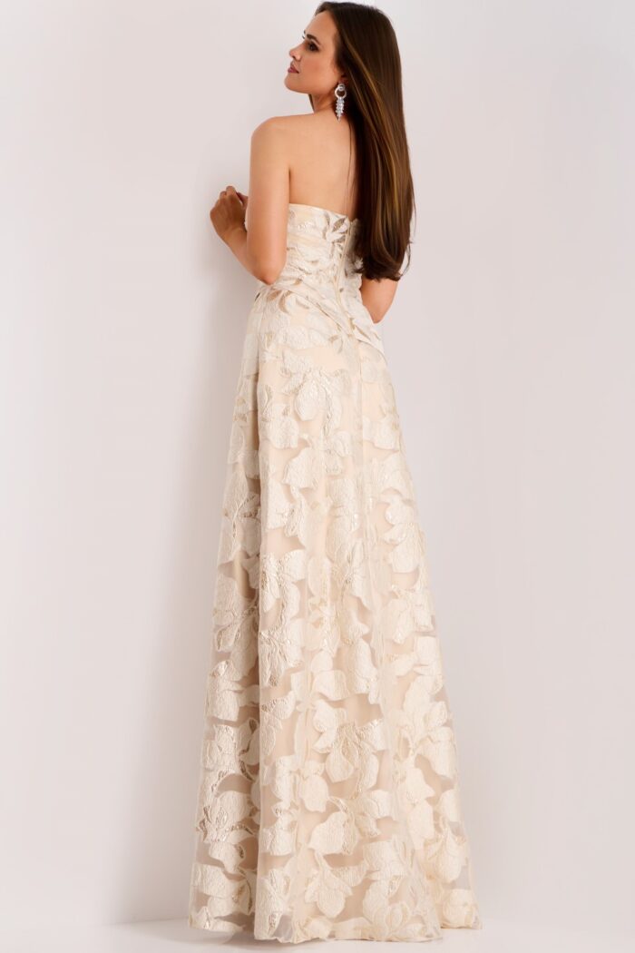 Model wearing Jovani dress 44370.