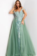 Model wearing Jovani dress 44591.