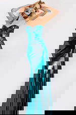 Sweetheart neckline evening dress in shimmering fabric