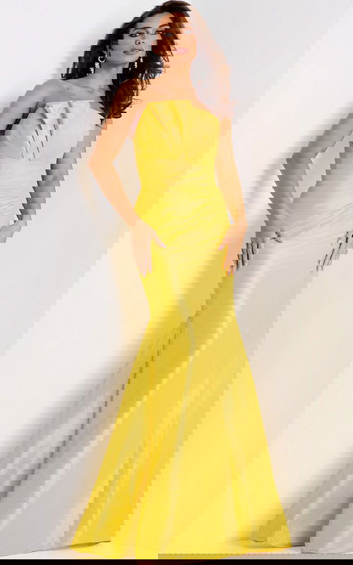 Model wearing Jovani dress 46673.