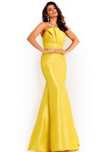 Model wearing Jovani dress 46673.