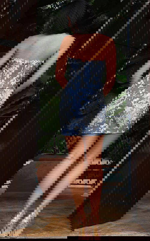 Strapless floral print mini dress with fitted silhouette