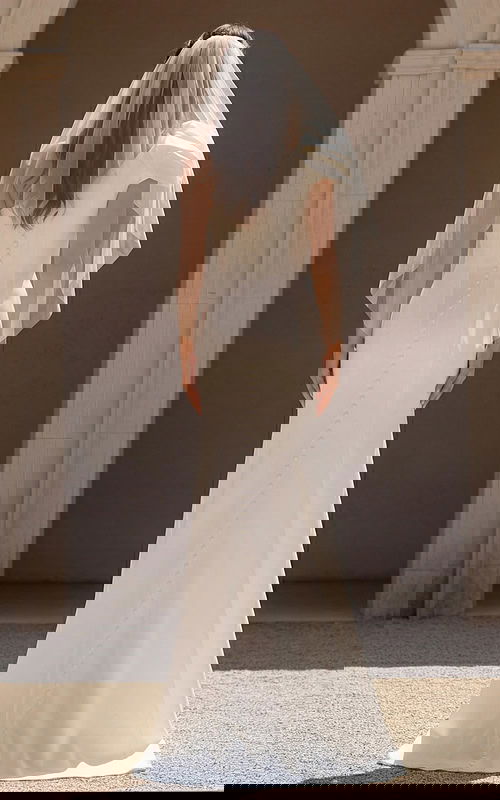 Fitted bridal dress with buttoned back and sheer veil